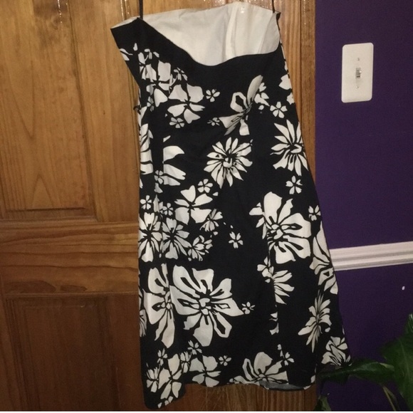 Black and white floral strapless dress - Picture 2 of 3